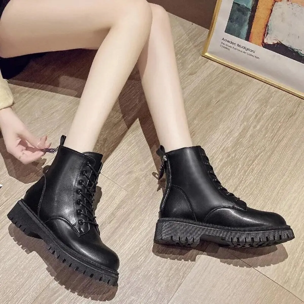 2024 Stivali da combattimento invernali delle nuove donne Pelliccia calda Stivali neri con plateau Pu Lace Up Manica corta Stiva