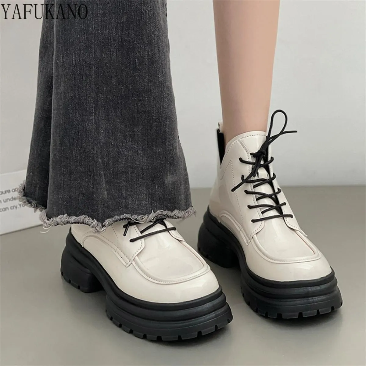 Stivali corti stile britannico in pelle nera brillante Suola spessa Aumento in altezza Stivali da donna Retro tacco grosso Allac
